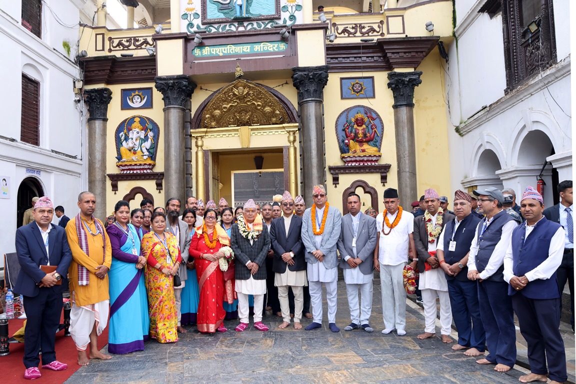 राष्ट्रपति रामचन्द्र पौडेलले पशुपतिनाथ मन्दिरमा