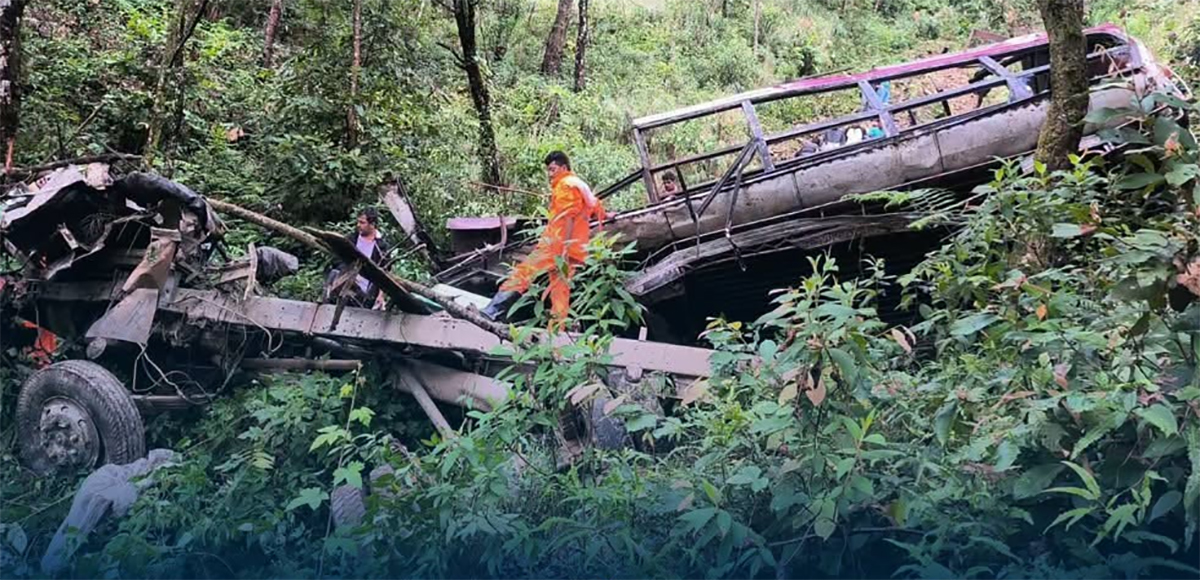 विद्यार्थी बोकेको बस दुर्घटना : चार विद्यार्थीसहित पाँच जनाको मृत्यु
