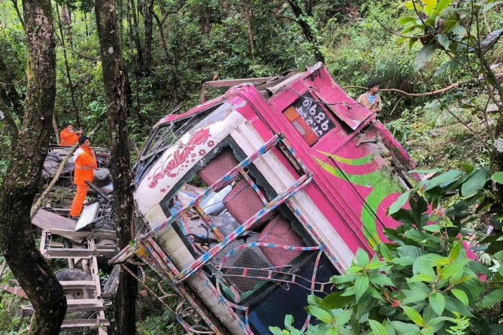 विद्यार्थी बोकेको बस डेढ सय मिटर तल खस्यो