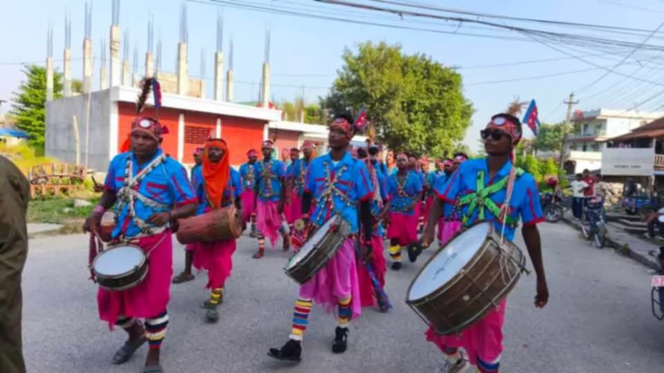 उर्लाबारीमा सन्थाल समुदायको मौलिक दासाई नृत्यले थप्यो दसैं मेलाको रौनक