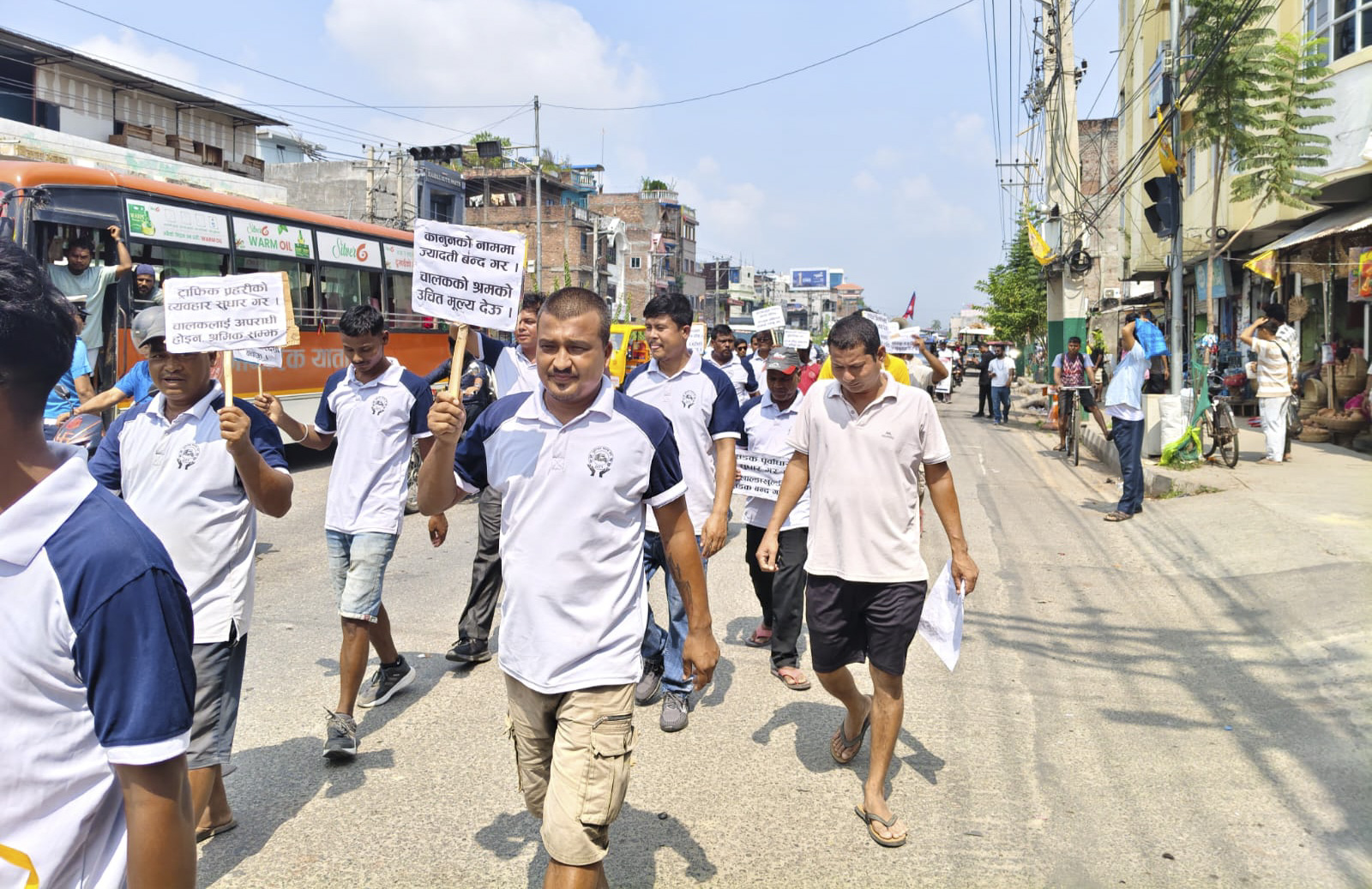 ट्राफिक प्रहरीको व्यवहारविरुद्ध विराटनगरमा चालकहरूको प्रदर्शन