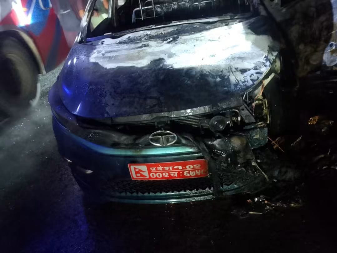 पथरीमा गुडिरहेको ईभी गाडीमा आगलागी
