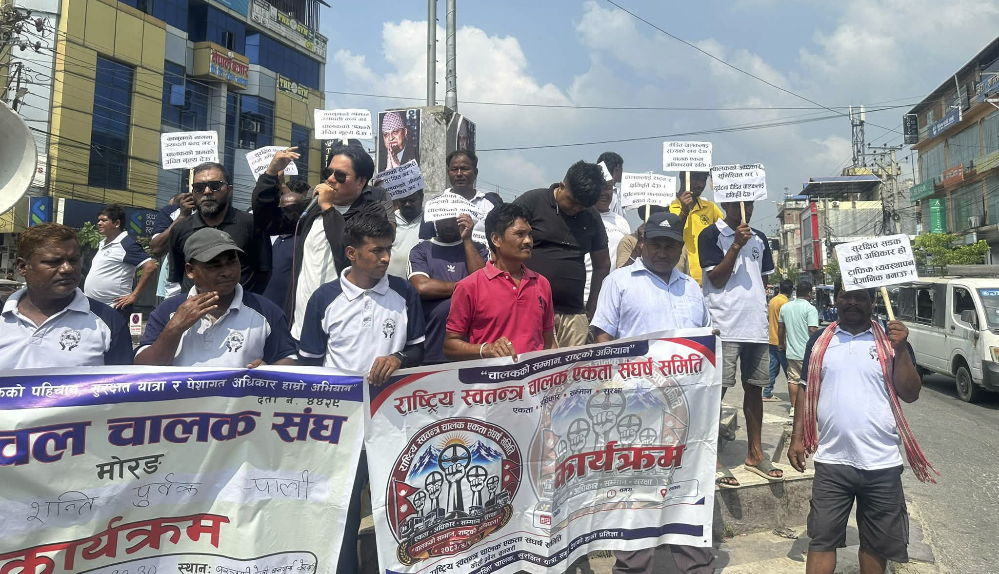 ट्राफिक प्रहरीको व्यवहारविरुद्ध विराटनगरमा चालकहरूको प्रदर्शन