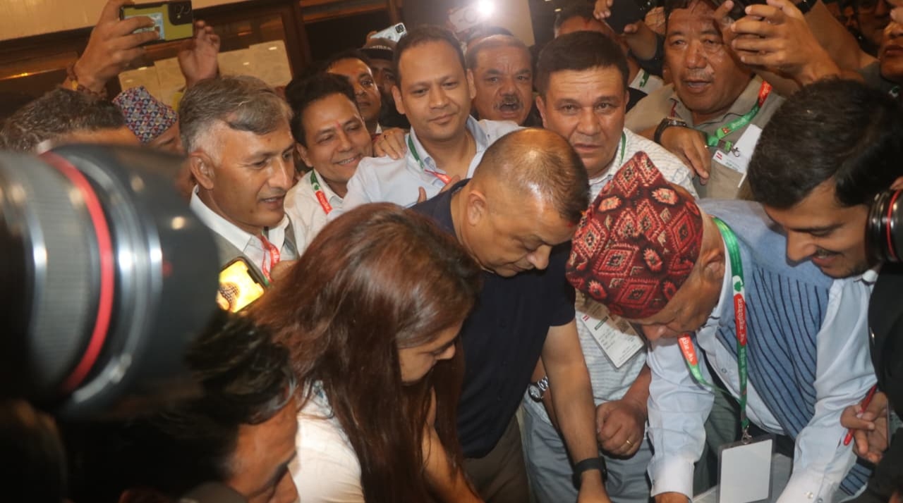 गगन थापाले गराए सभापतिमा उम्मेदवारी दर्ता